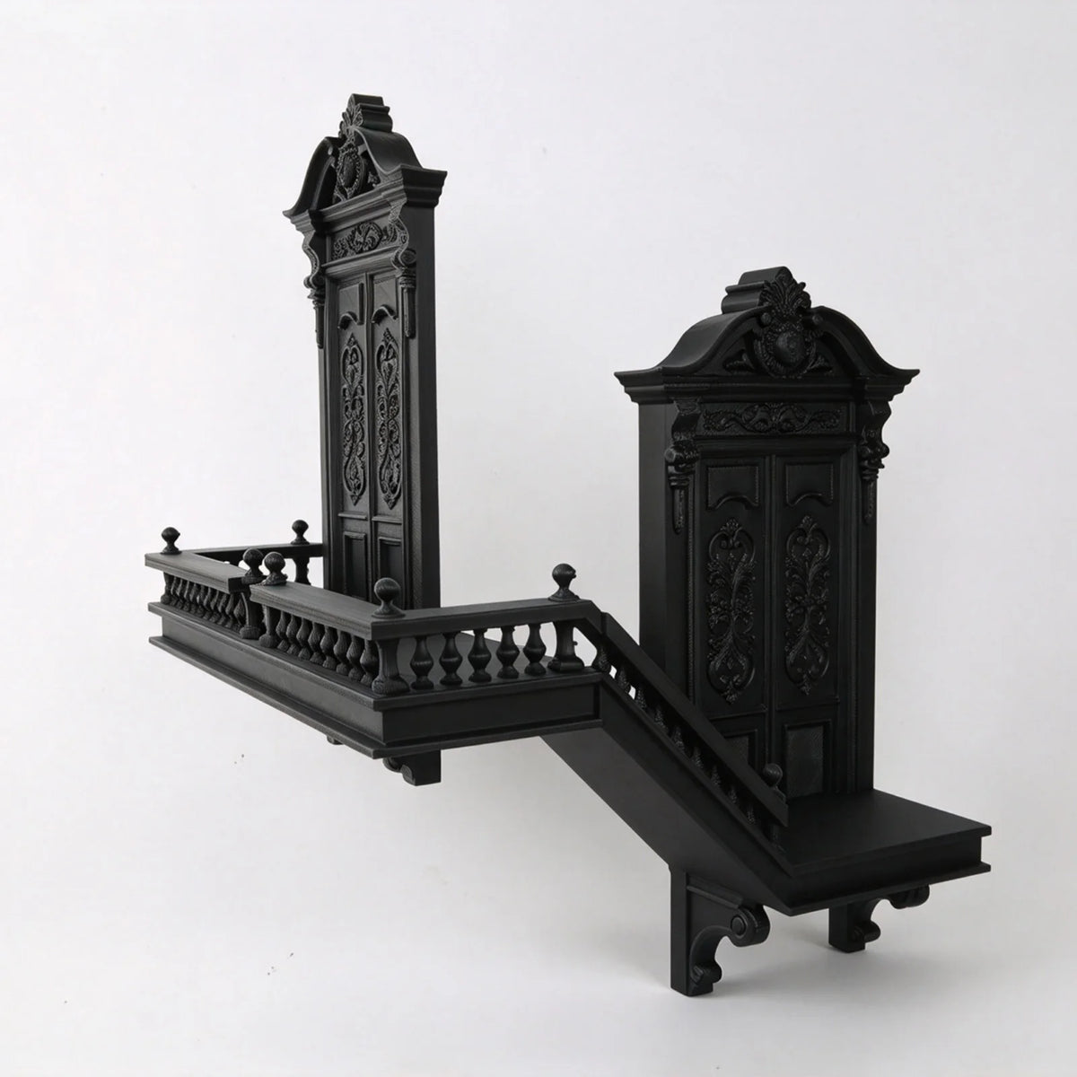 Étagère d'angle Gotica, escalier néogothique noir